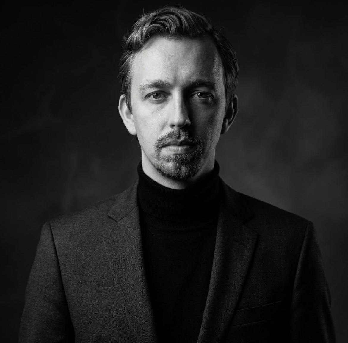 Black and white portrait of author Daniel Goené.
